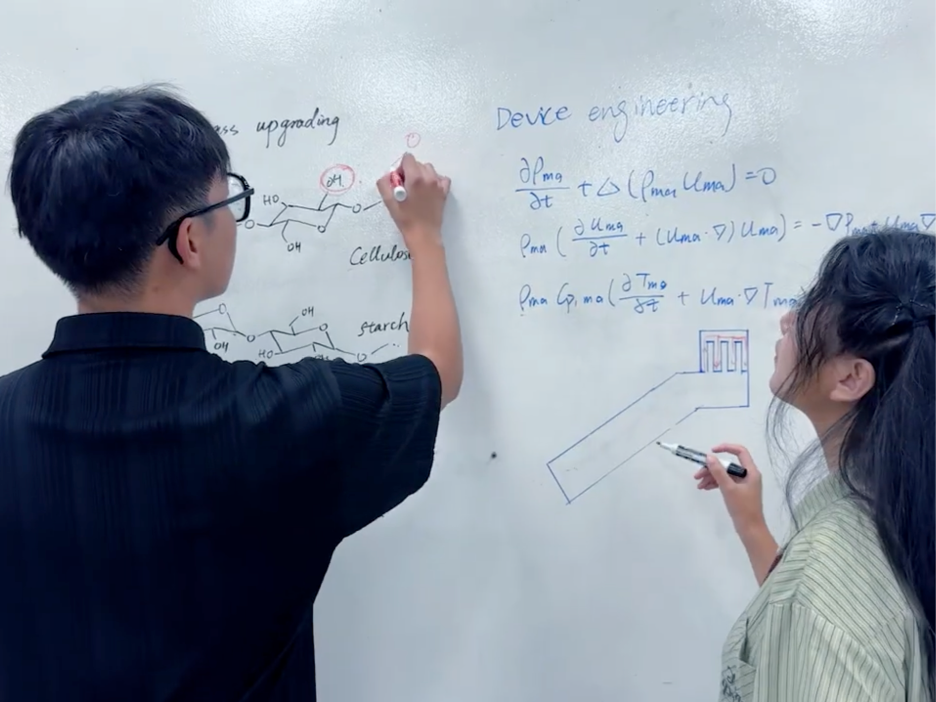 Airgel inventors Weixin Guan and Yaxuan Zhao at a whiteboard