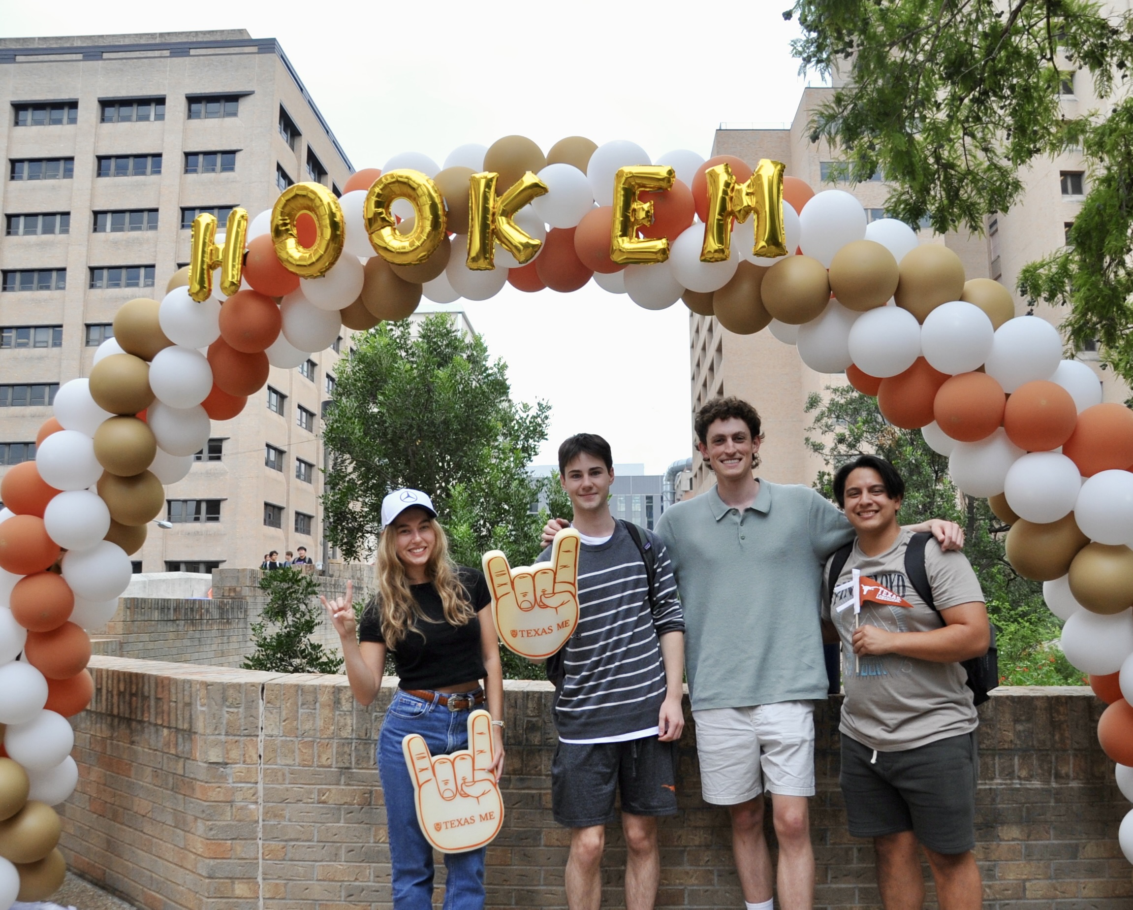 UT Mechanical Engineering Students in front of Hook 'Em sign